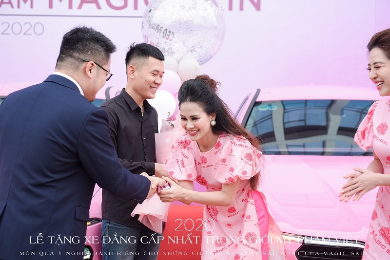 Chân dung nữ chủ nhân chiếc xe Vinfast Lux A2.0 màu hồng “sang - xịn” tại Quảng Ninh