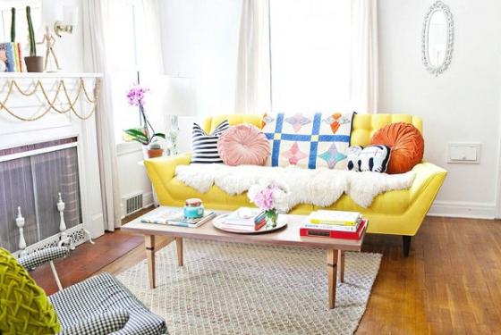 Trang trí nội thất phòng khách với ghế sofa màu vàng